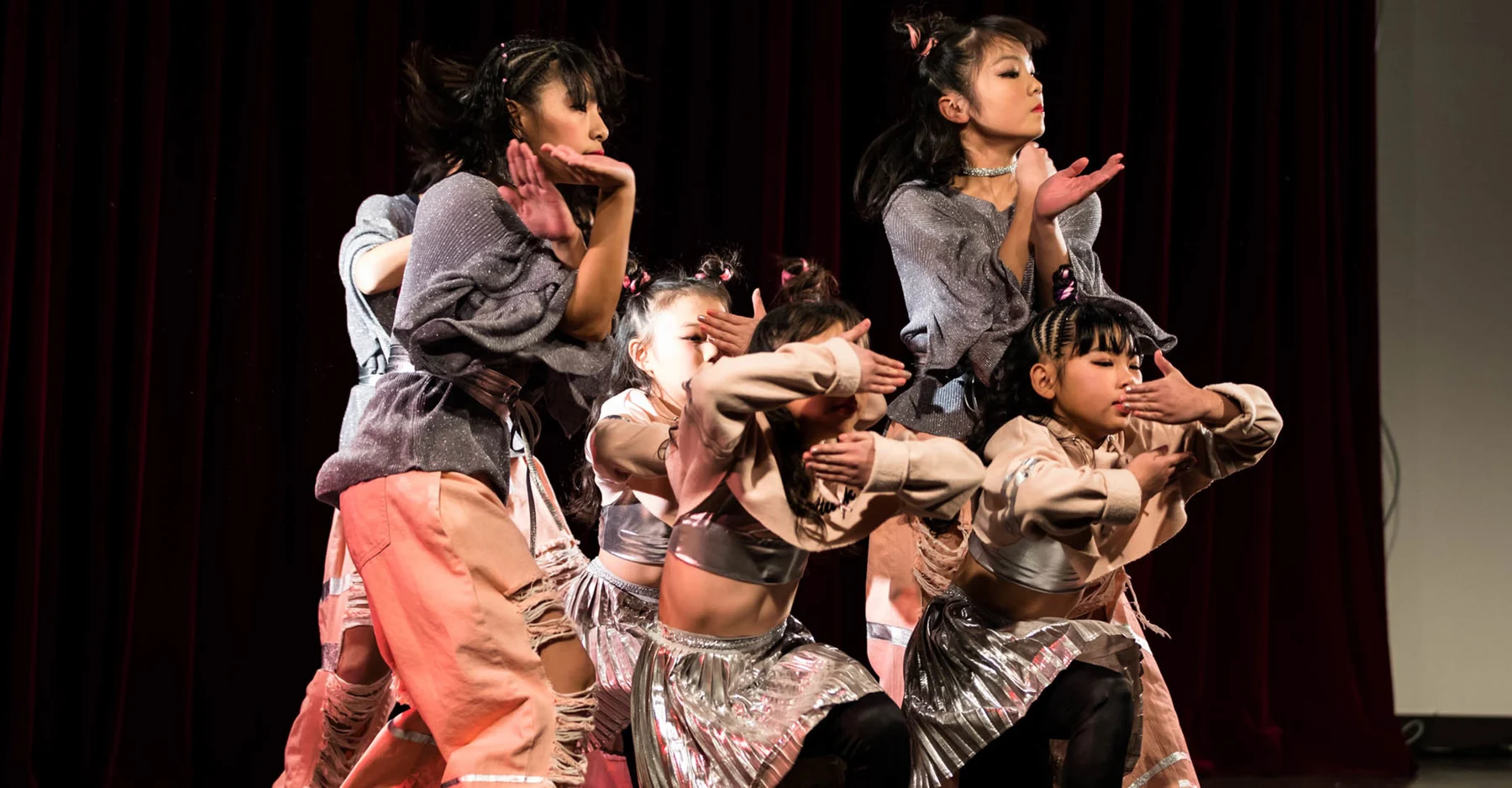 ステージでダンスを披露する子どもたち